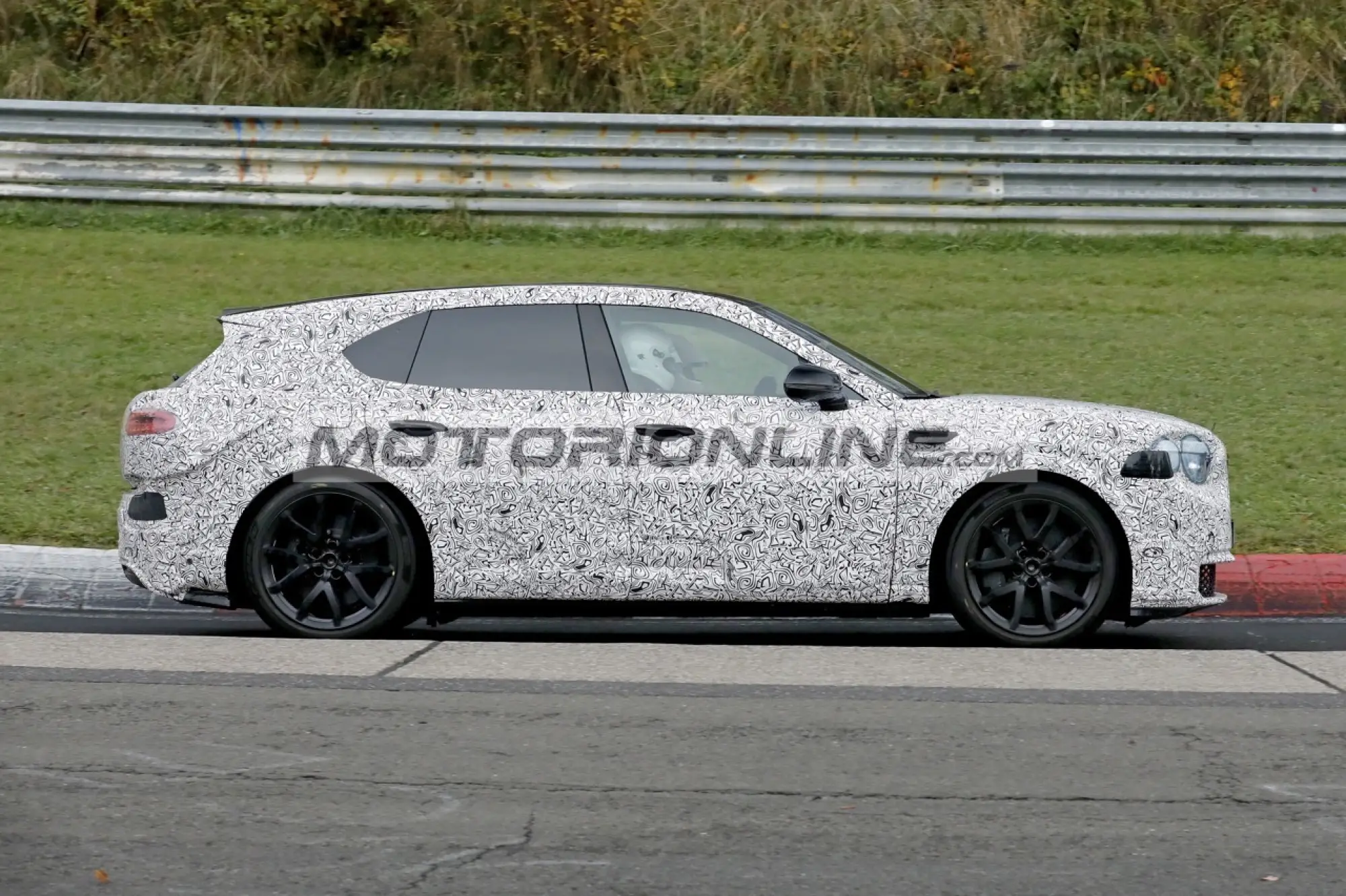 Bentley SUV elettrico - Foto spia 4-12-2025 - 6