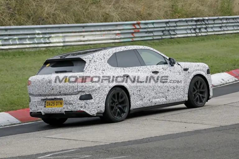 Bentley SUV elettrico - Foto spia 4-12-2025 - 8