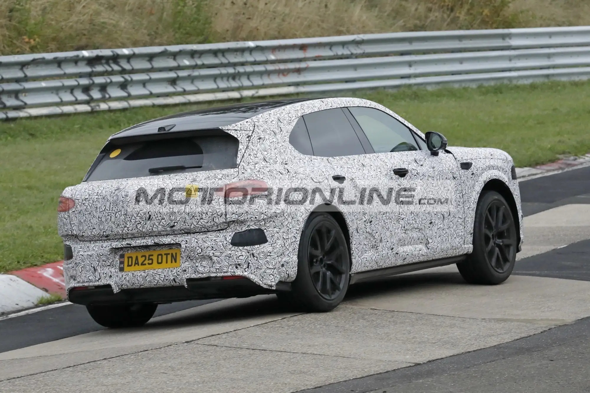 Bentley SUV elettrico - Foto spia 4-12-2025 - 7