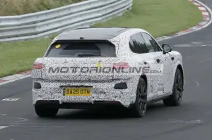 Bentley SUV elettrico - Foto spia 4-12-2025 - 10