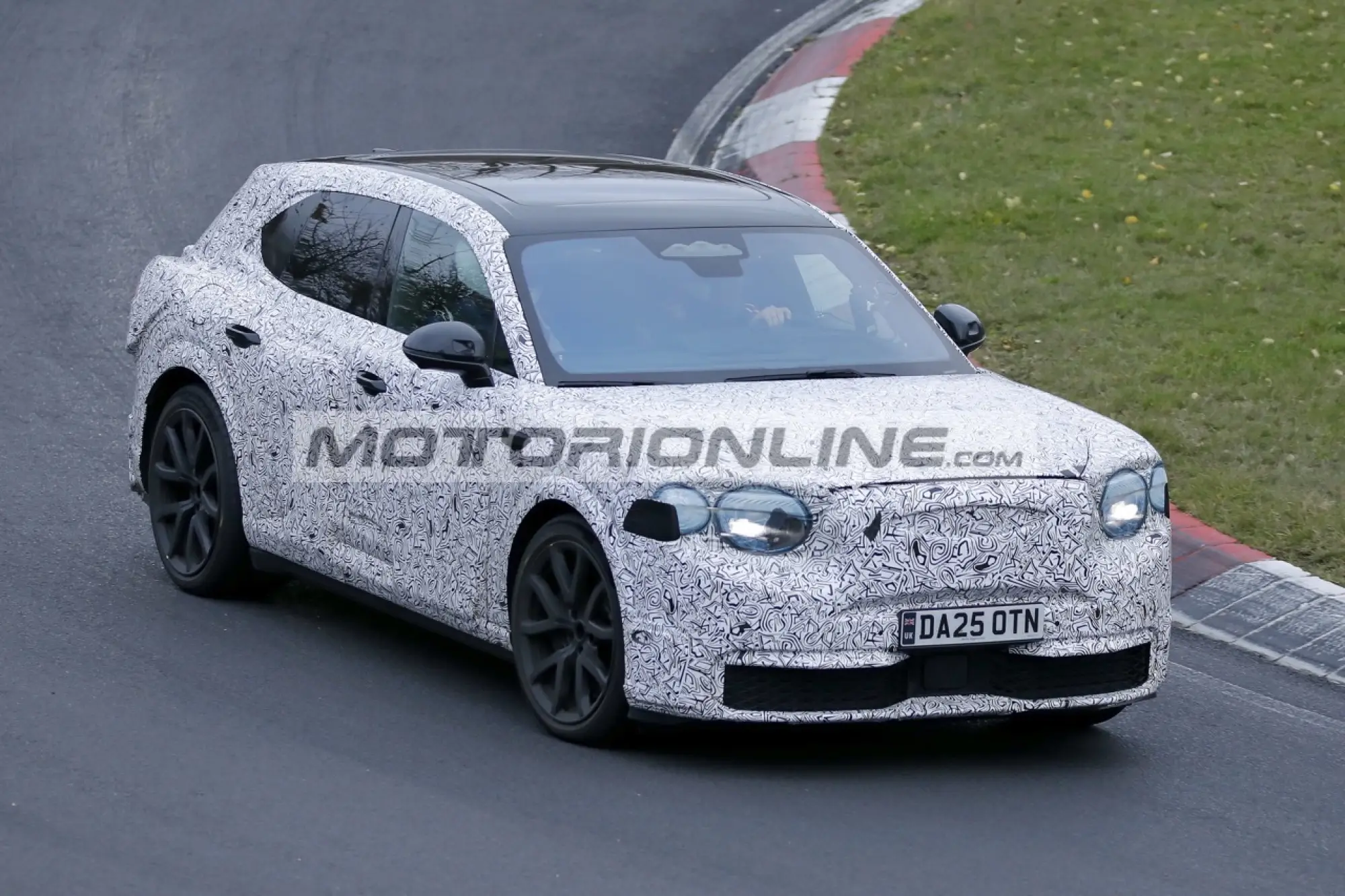 Bentley SUV elettrico - Foto spia 4-12-2025 - 13