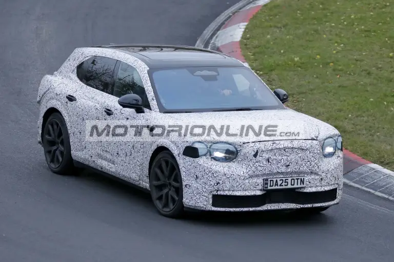 Bentley SUV elettrico - Foto spia 4-12-2025 - 13