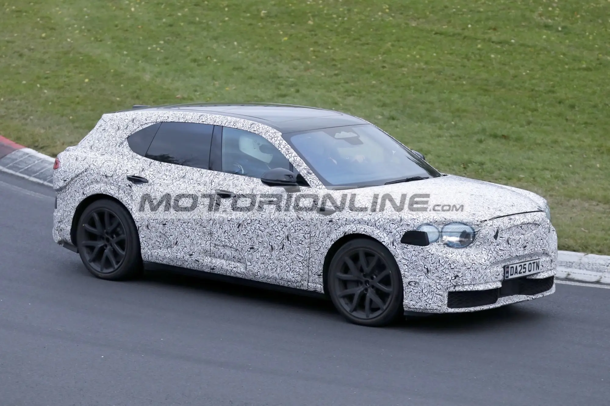 Bentley SUV elettrico - Foto spia 4-12-2025 - 11