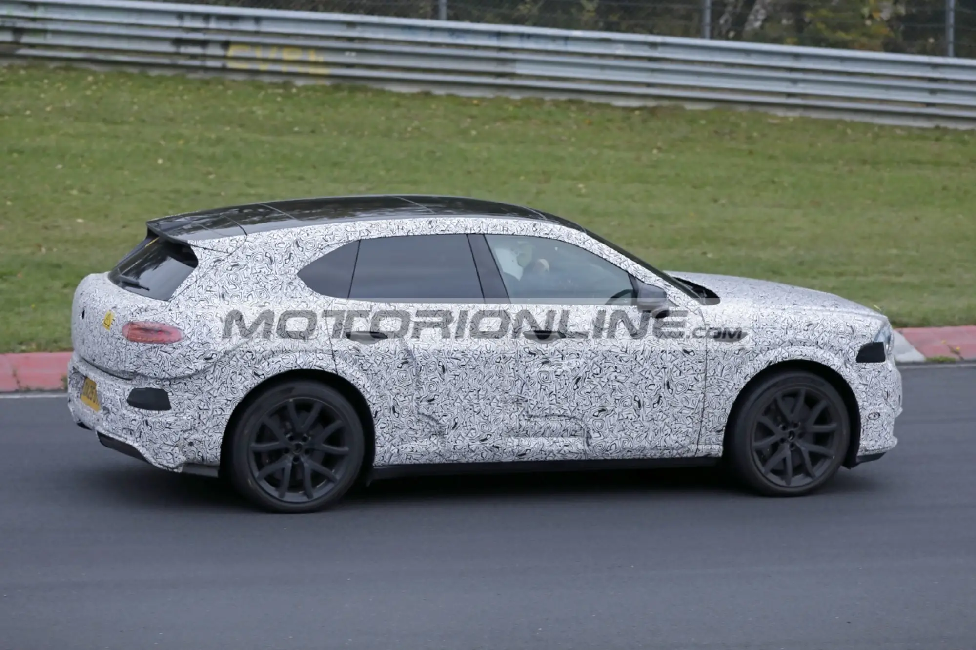 Bentley SUV elettrico - Foto spia 4-12-2025 - 18