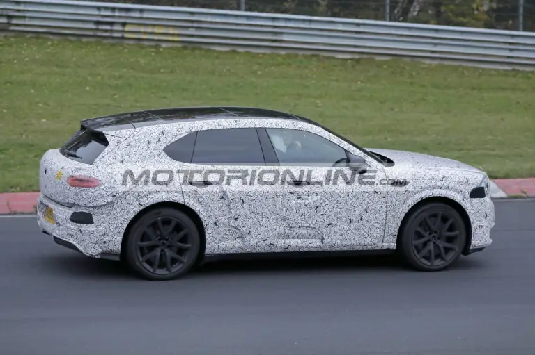 Bentley SUV elettrico - Foto spia 4-12-2025 - 18