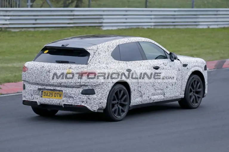 Bentley SUV elettrico - Foto spia 4-12-2025 - 16