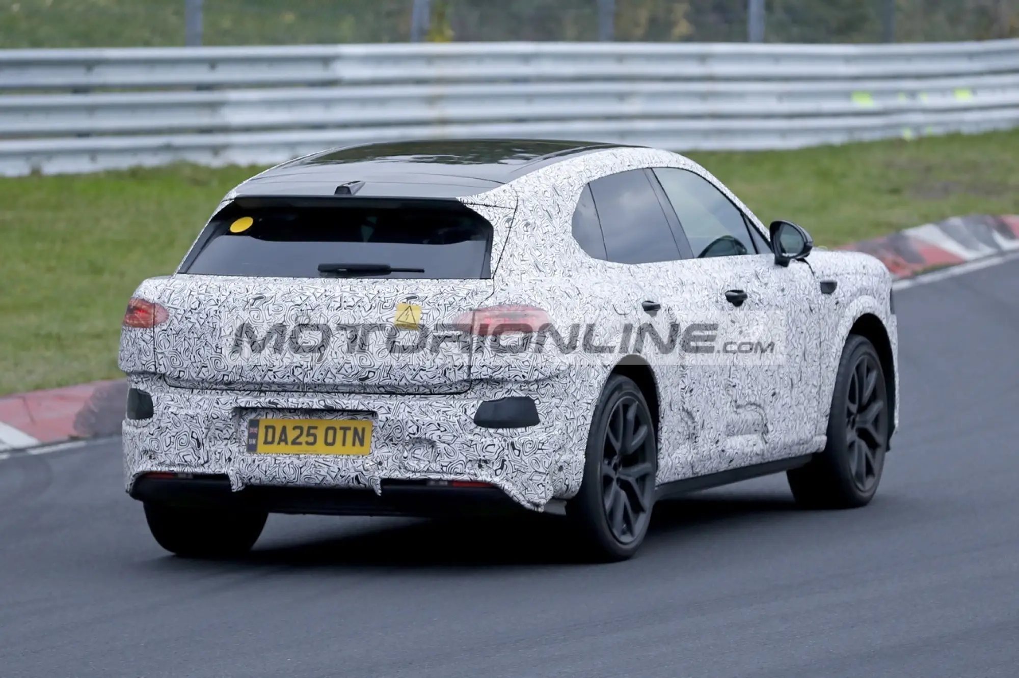 Bentley SUV elettrico - Foto spia 4-12-2025 - 17