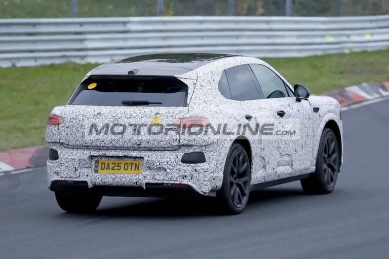 Bentley SUV elettrico - Foto spia 4-12-2025 - 17