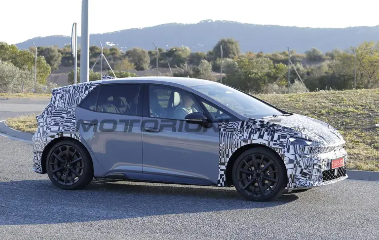 Cupra Born 2026 - Foto spia 09-12-2025 - 4