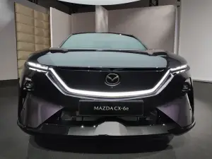 Mazda CX-6e 2026 - Foto live