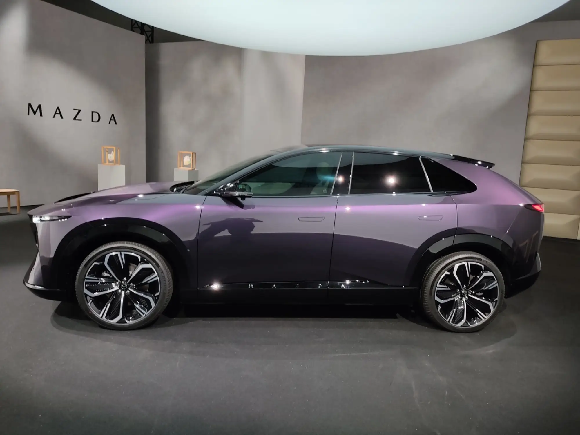 Mazda CX-6e 2026 - Foto live - 11