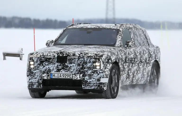 Rolls-Royce SUV elettrico - Foto spia 16-01-2026 - 4