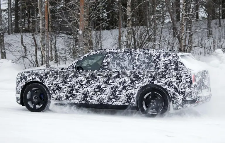 Rolls-Royce SUV elettrico - Foto spia 16-01-2026 - 8