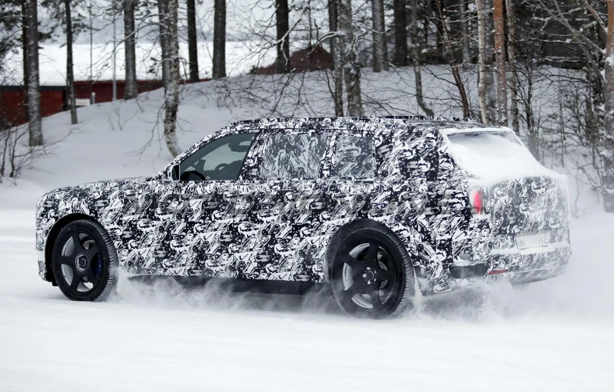 Rolls-Royce SUV elettrico - Foto spia 16-01-2026 - 12