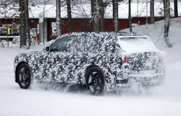Rolls-Royce SUV elettrico - Foto spia 16-01-2026 - 11