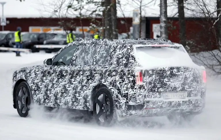 Rolls-Royce SUV elettrico - Foto spia 16-01-2026 - 13