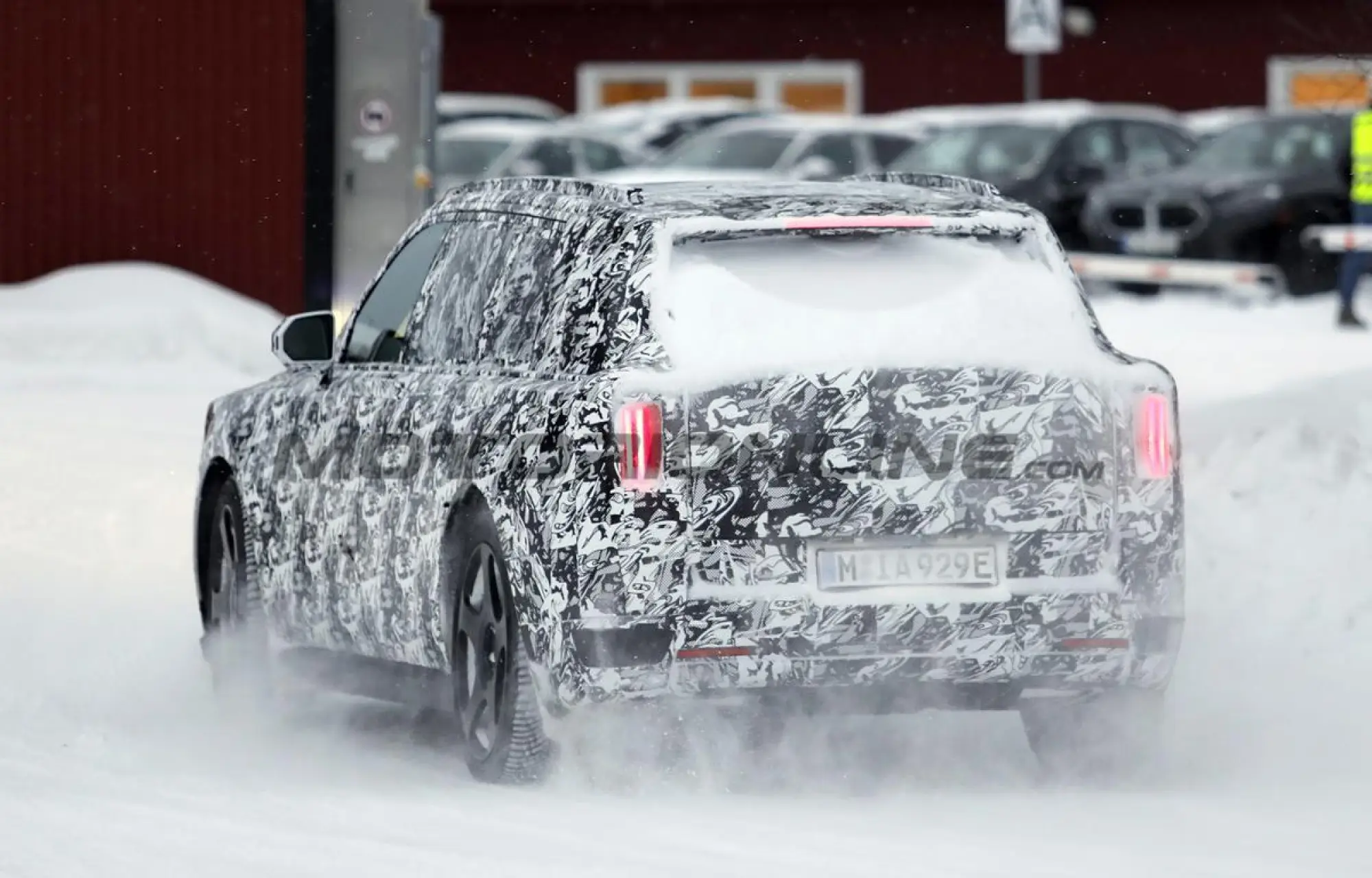 Rolls-Royce SUV elettrico - Foto spia 16-01-2026 - 15