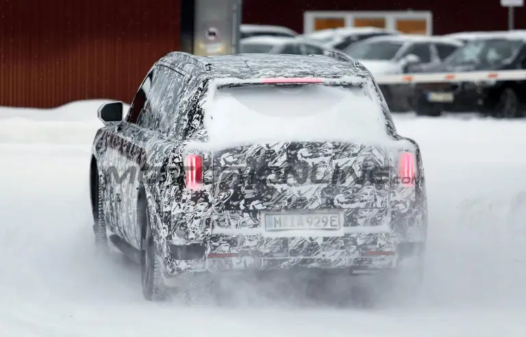 Rolls-Royce SUV elettrico - Foto spia 16-01-2026 - 16