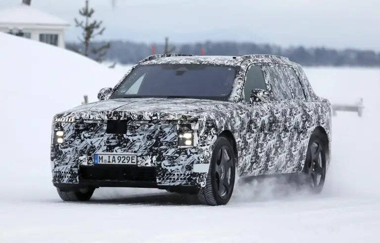 Rolls-Royce SUV elettrico - Foto spia 16-01-2026 - 5