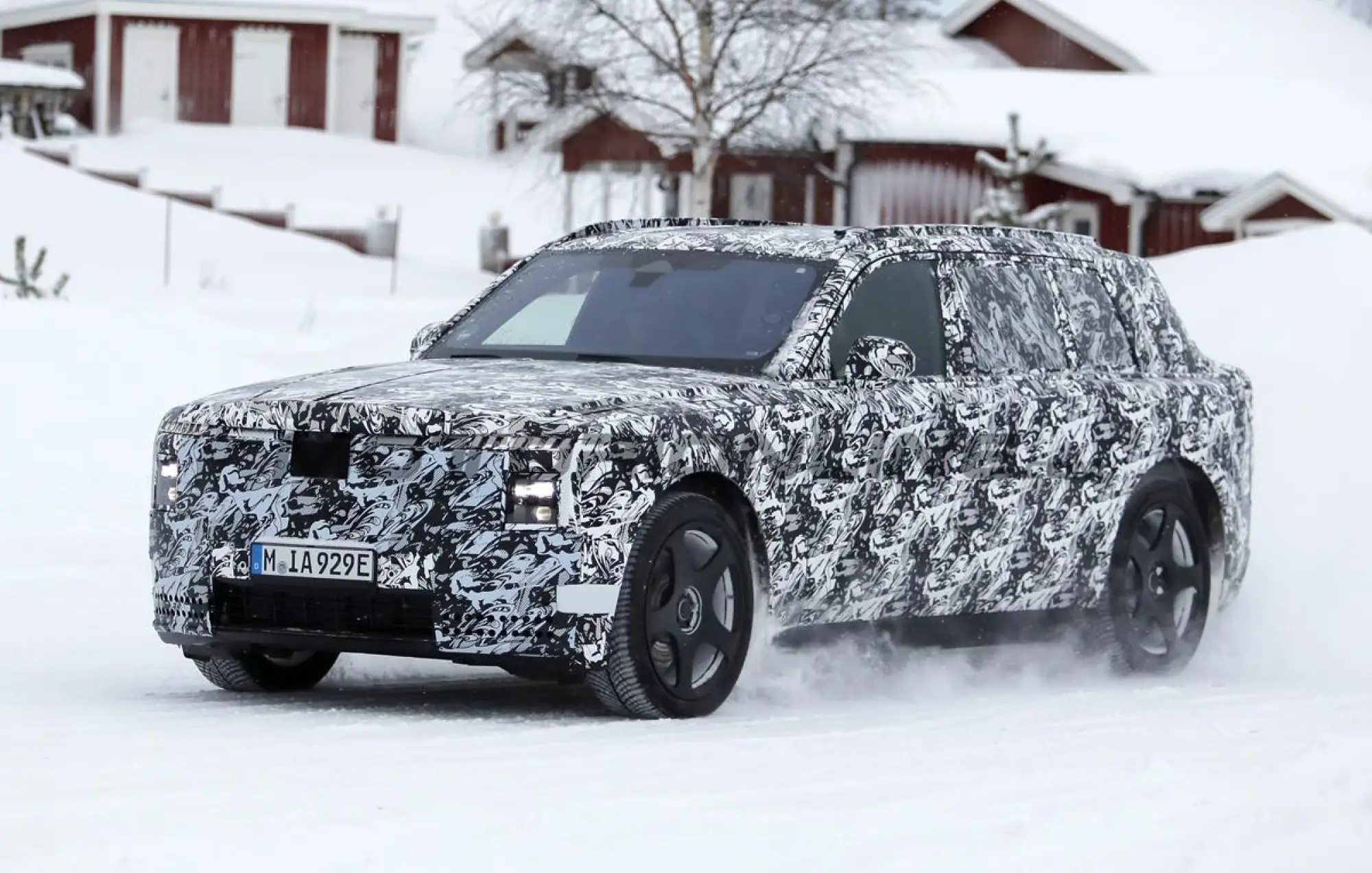 Rolls-Royce SUV elettrico - Foto spia 16-01-2026 - 3
