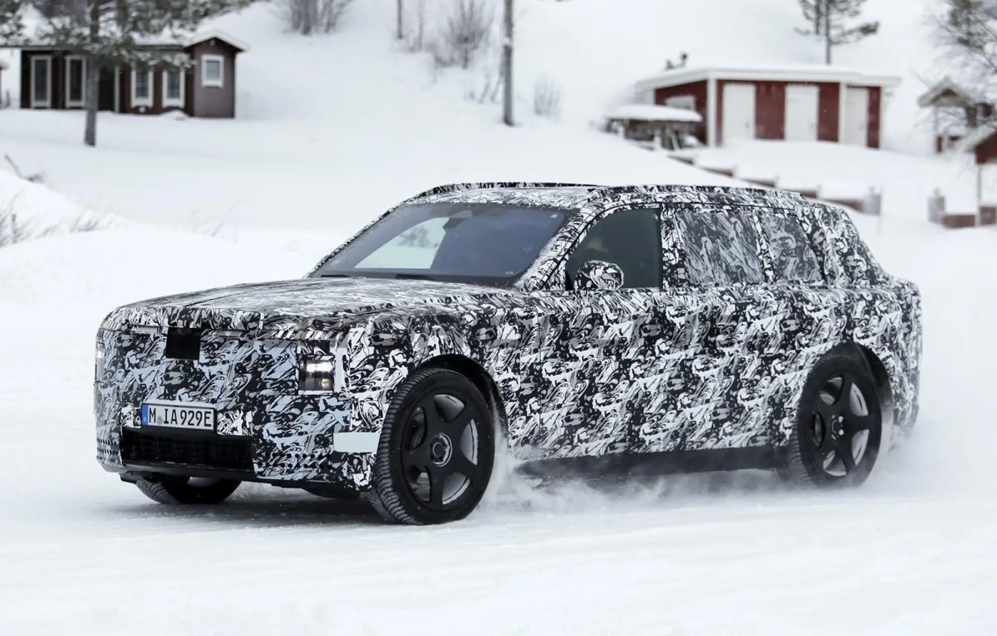 Rolls-Royce SUV elettrico - Foto spia 16-01-2026 - 10