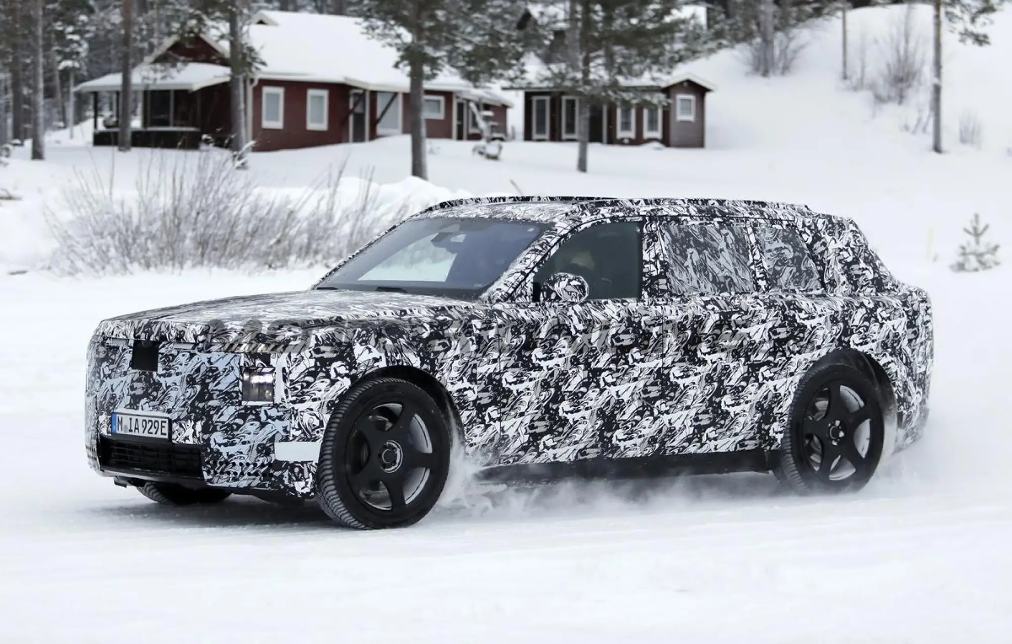 Rolls-Royce SUV elettrico - Foto spia 16-01-2026 - 6