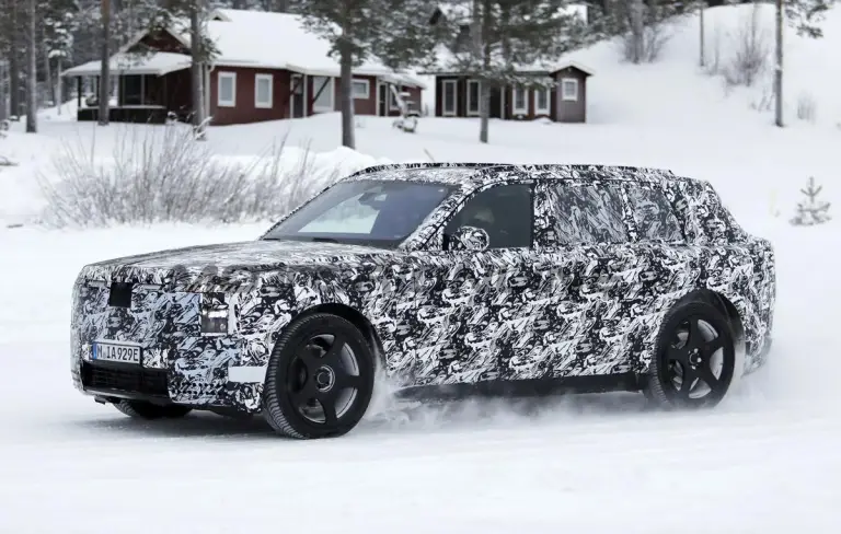 Rolls-Royce SUV elettrico - Foto spia 16-01-2026 - 6