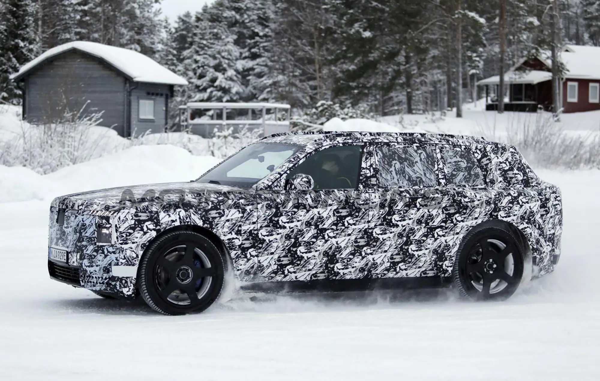 Rolls-Royce SUV elettrico - Foto spia 16-01-2026 - 9