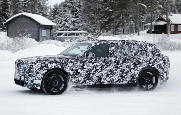 Rolls-Royce SUV elettrico - Foto spia 16-01-2026 - 9
