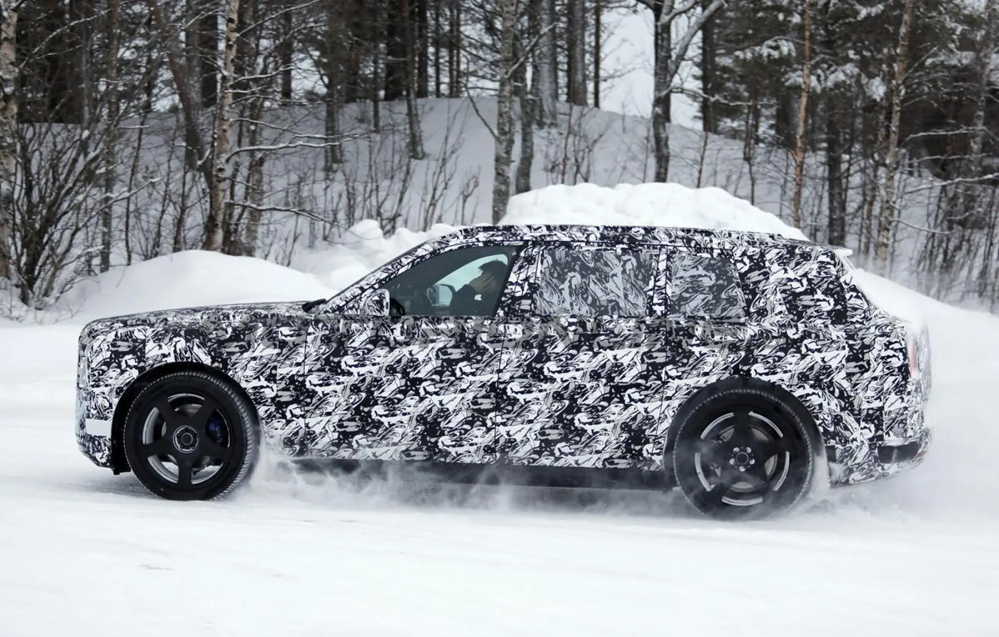 Rolls-Royce SUV elettrico - Foto spia 16-01-2026 - 7