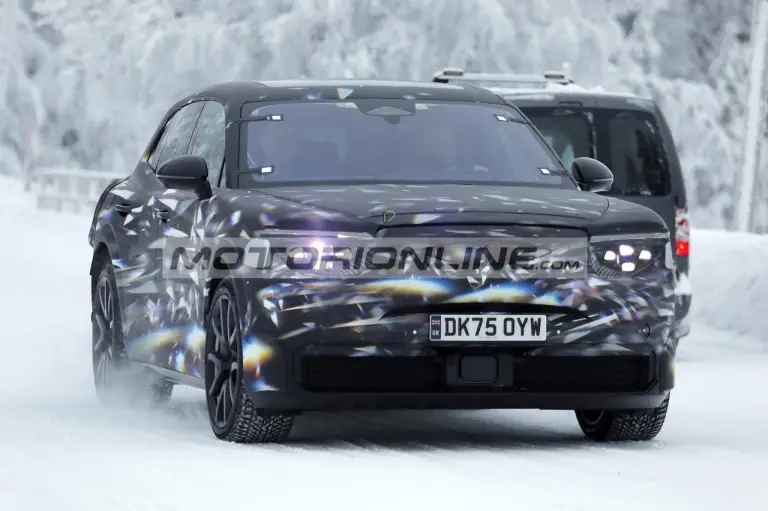 Bentley SUV urbano - Foto spia 21-1-2026 - 3