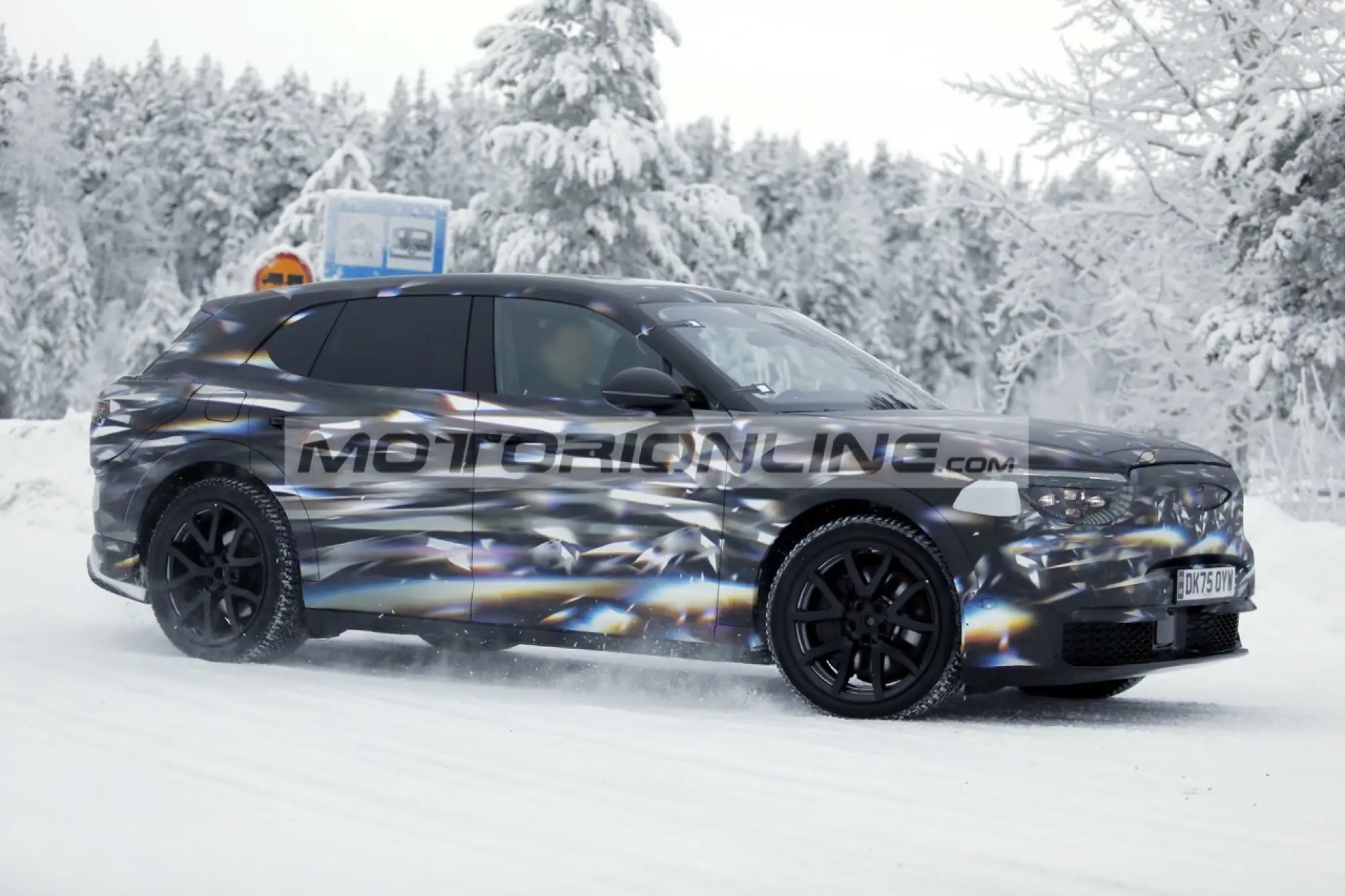 Bentley SUV urbano - Foto spia 21-1-2026 - 7