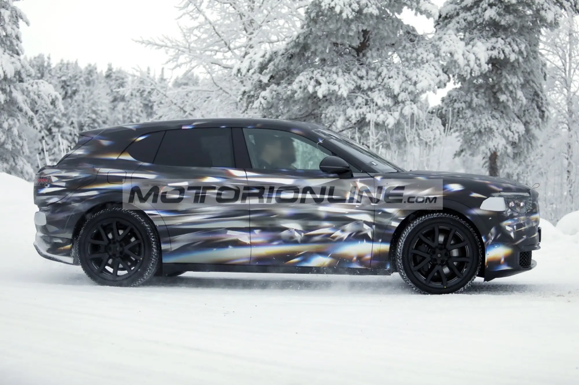 Bentley SUV urbano - Foto spia 21-1-2026 - 8