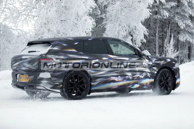 Bentley SUV urbano - Foto spia 21-1-2026 - 11