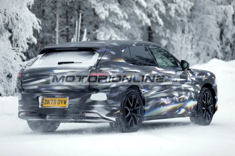 Bentley SUV urbano - Foto spia 21-1-2026 - 10