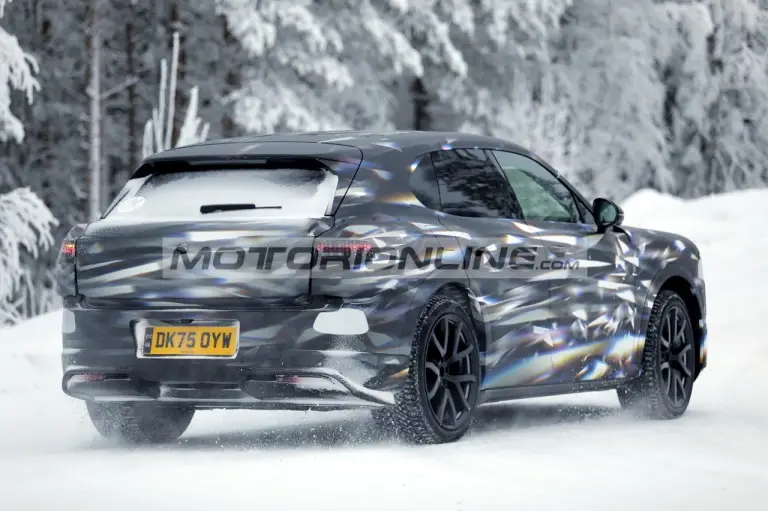 Bentley SUV urbano - Foto spia 21-1-2026 - 15