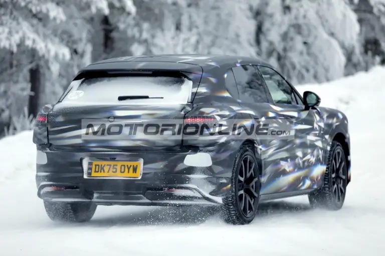 Bentley SUV urbano - Foto spia 21-1-2026 - 13