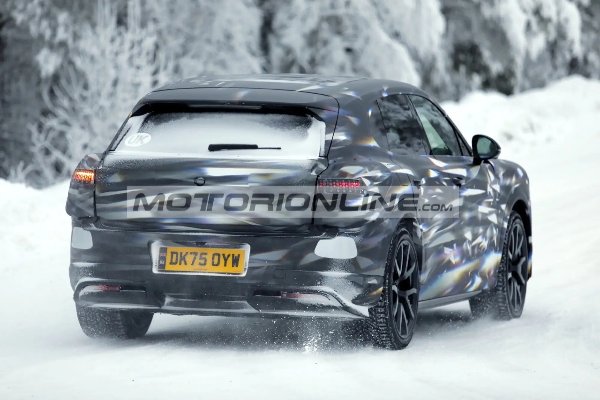 Bentley SUV urbano - Foto spia 21-1-2026 - 16