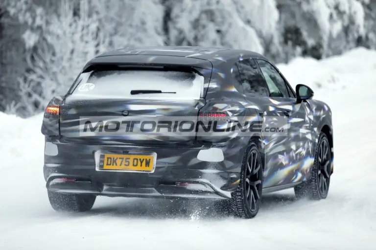 Bentley SUV urbano - Foto spia 21-1-2026 - 16