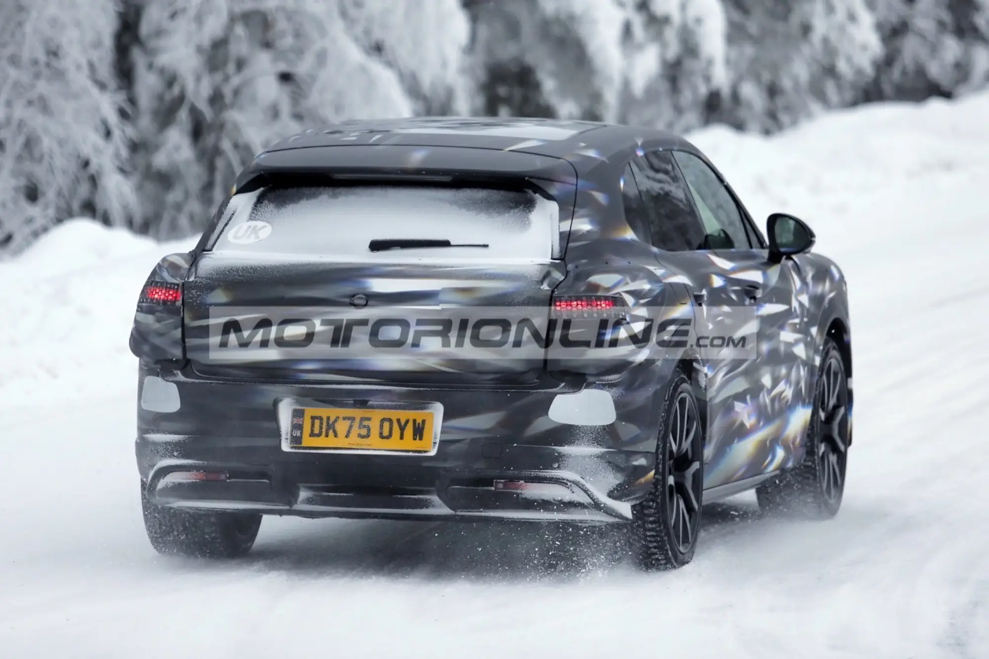 Bentley SUV urbano - Foto spia 21-1-2026 - 14