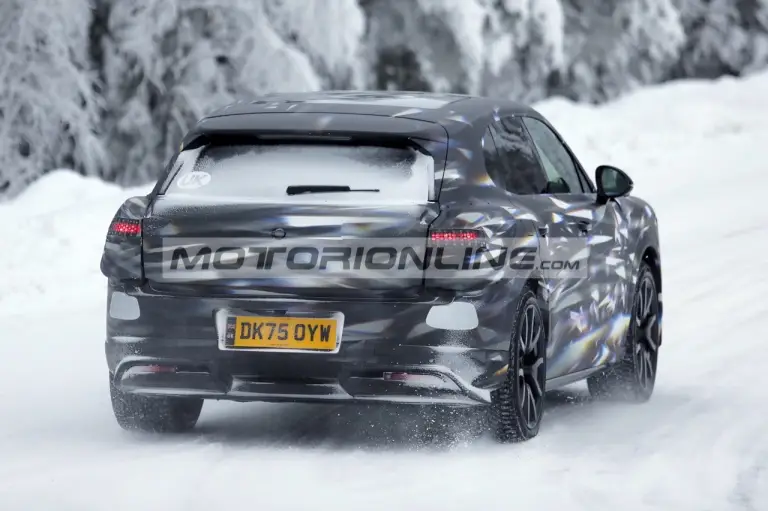 Bentley SUV urbano - Foto spia 21-1-2026 - 14