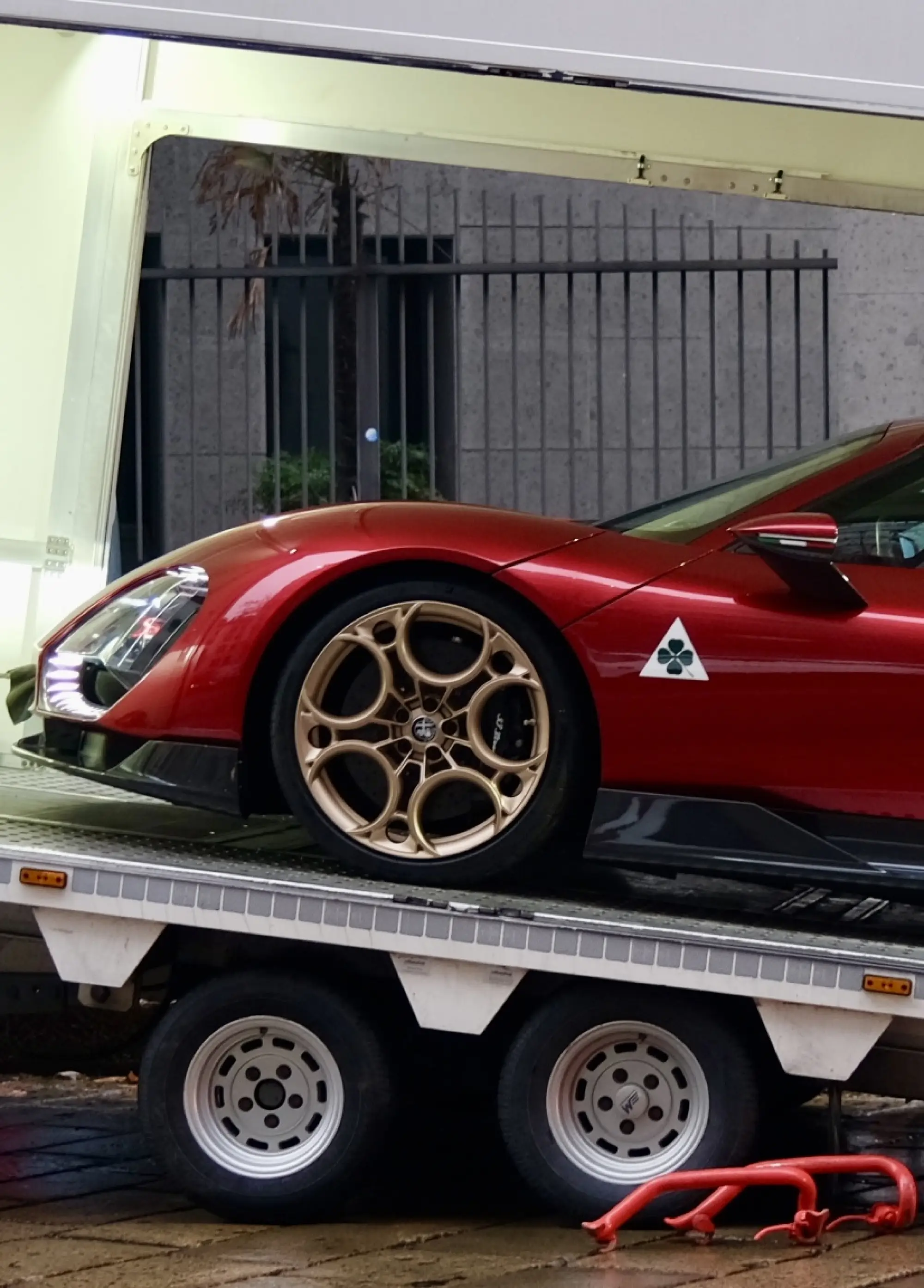 Alfa Romeo 33 Stradale in strada a Milano - 5