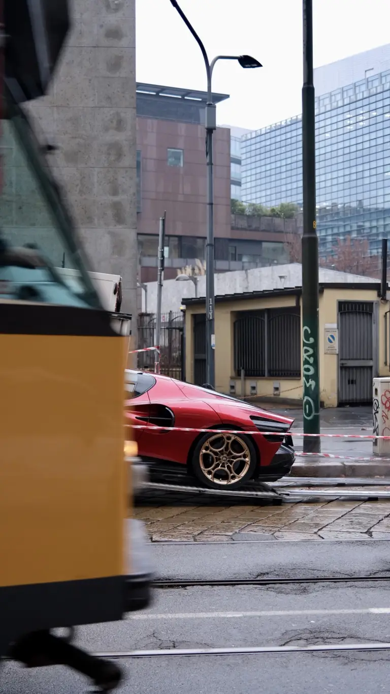 Alfa Romeo 33 Stradale in strada a Milano - 4