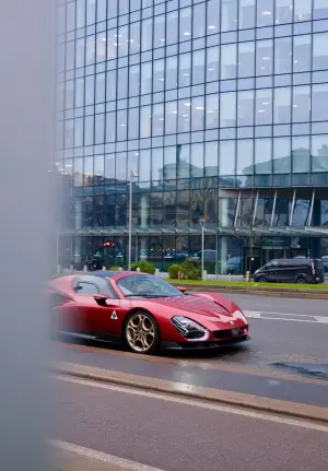Alfa Romeo 33 Stradale in strada a Milano