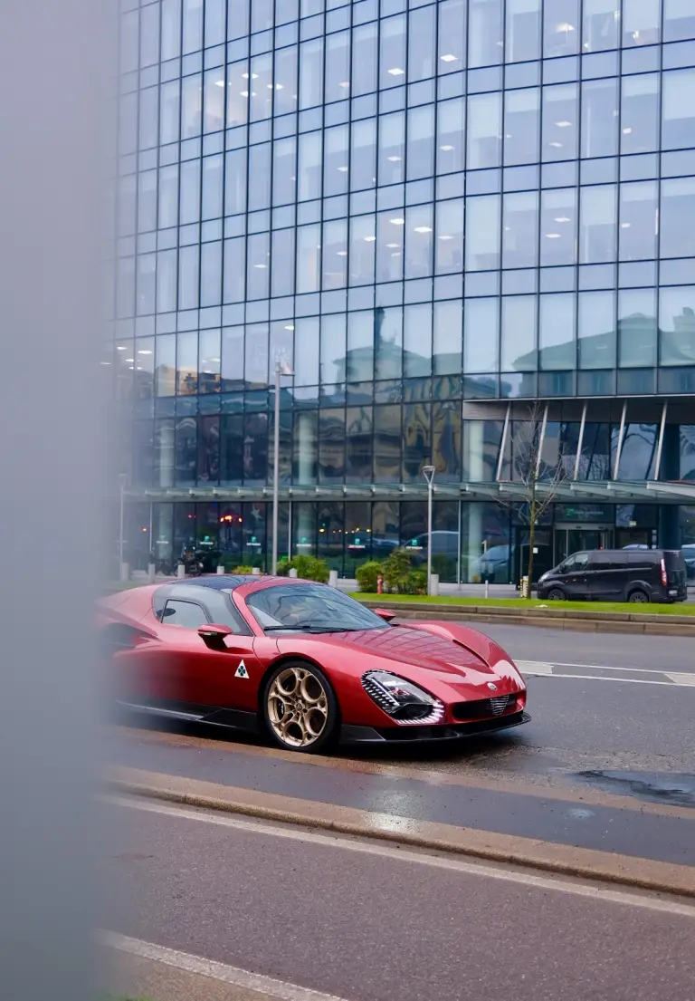 Alfa Romeo 33 Stradale in strada a Milano - 3