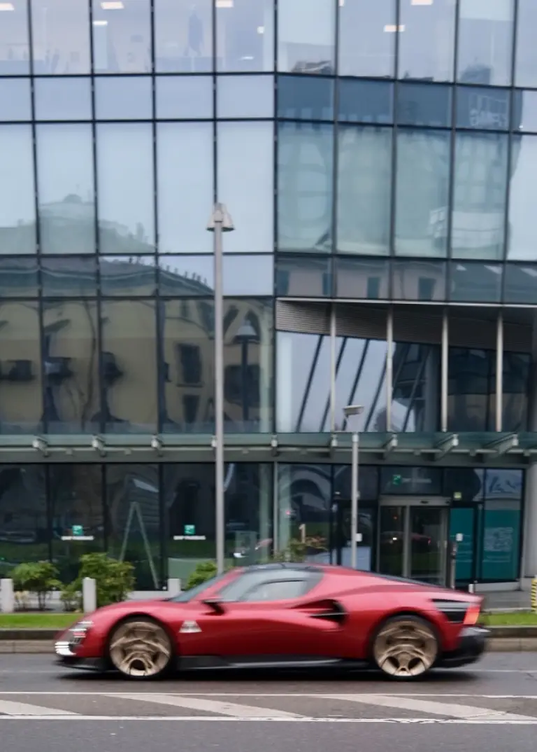 Alfa Romeo 33 Stradale in strada a Milano - 1