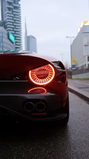 Alfa Romeo 33 Stradale in strada a Milano