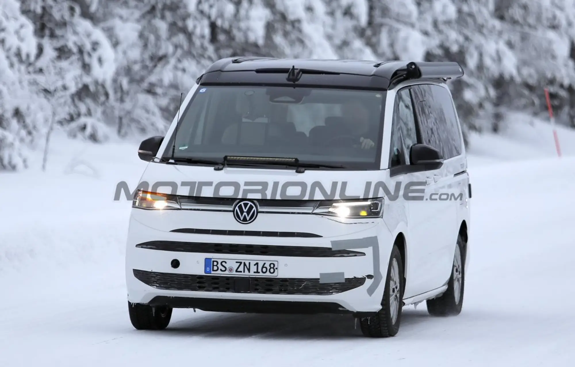 Volkswagen T7 Multivan 2027 - Foto spia 29-01-2026 - 3