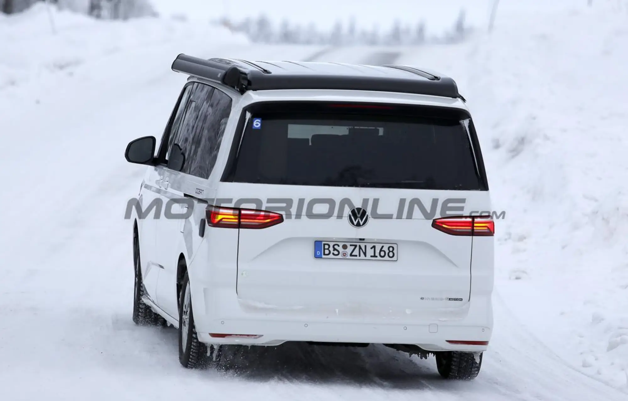 Volkswagen T7 Multivan 2027 - Foto spia 29-01-2026 - 15