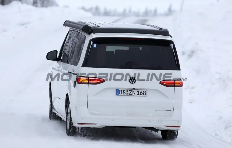 Volkswagen T7 Multivan 2027 - Foto spia 29-01-2026 - 15